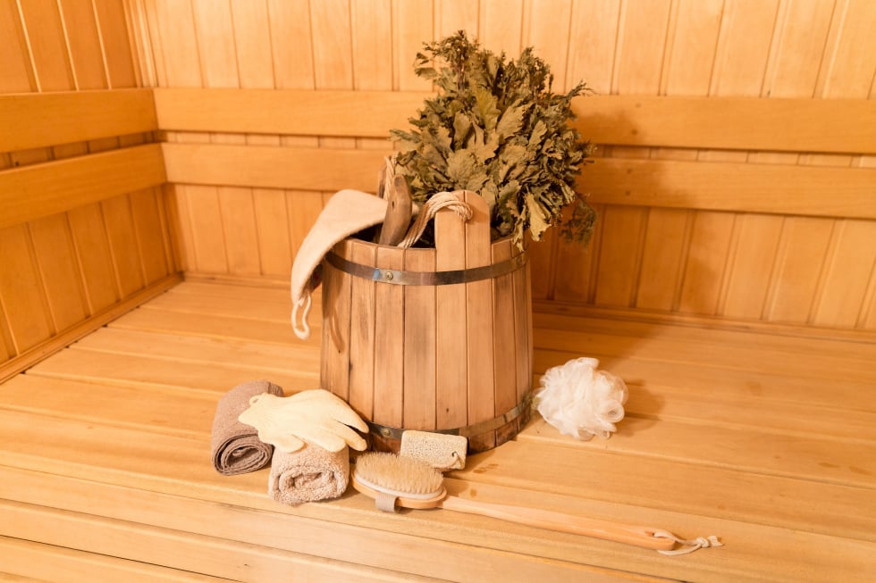 Foto del interno de una camera de sauna de madera