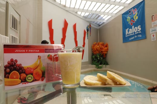 Foto de jugo y fruta en el sauna